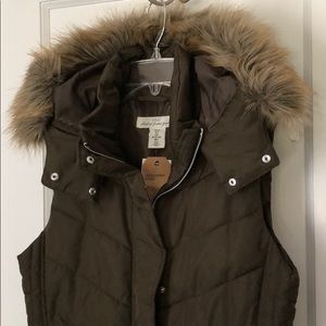 Trendy Green Puffy Vest with detachable fur hood